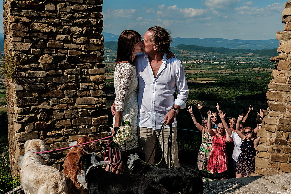 tuscan wedding in scarlino, funny group portrait