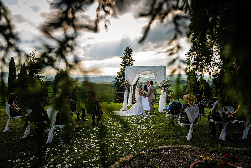 wedding in val d'orcia outdoor symbolic wedding