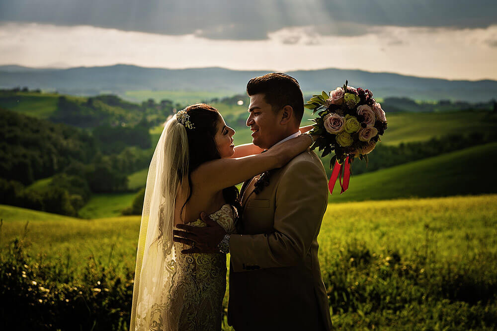 wedding couple photo in val d'orcia sunset