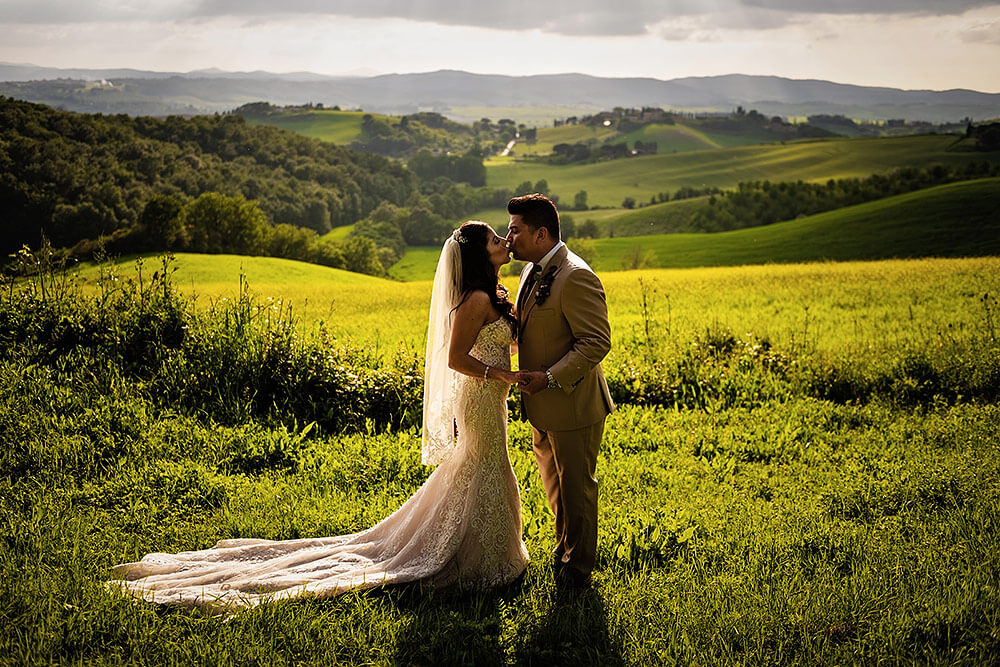 bride and groom photo at sunset in val d'orcia