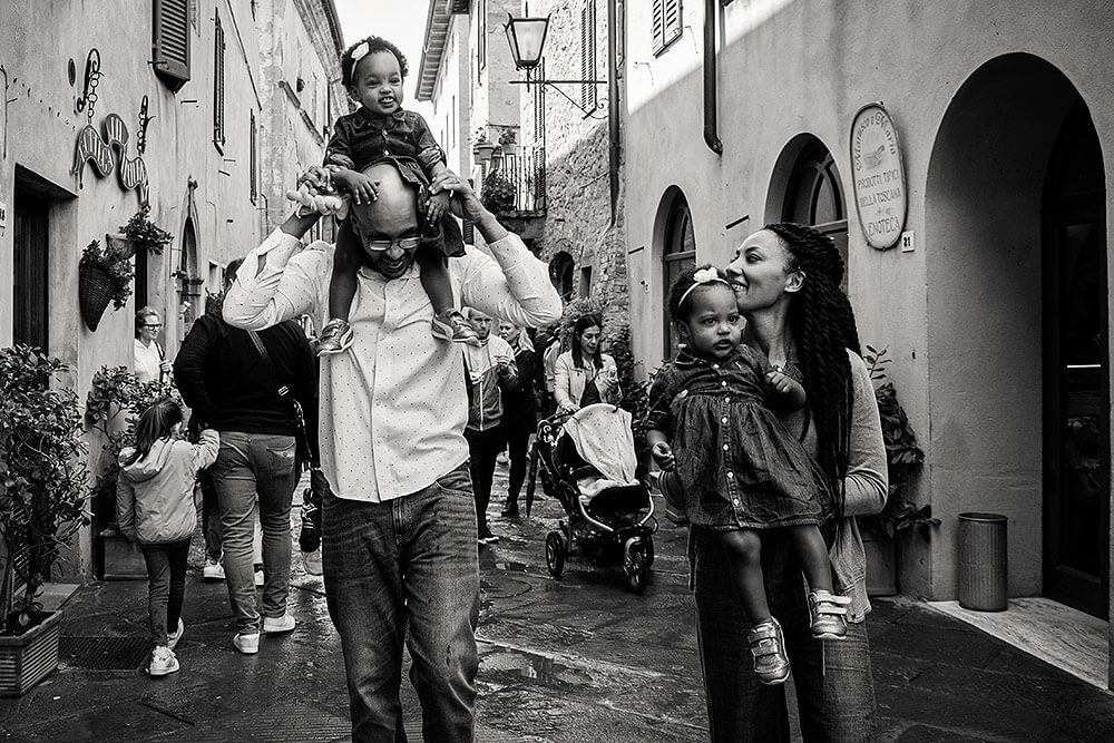 Family session among the ancient streets of Pienza