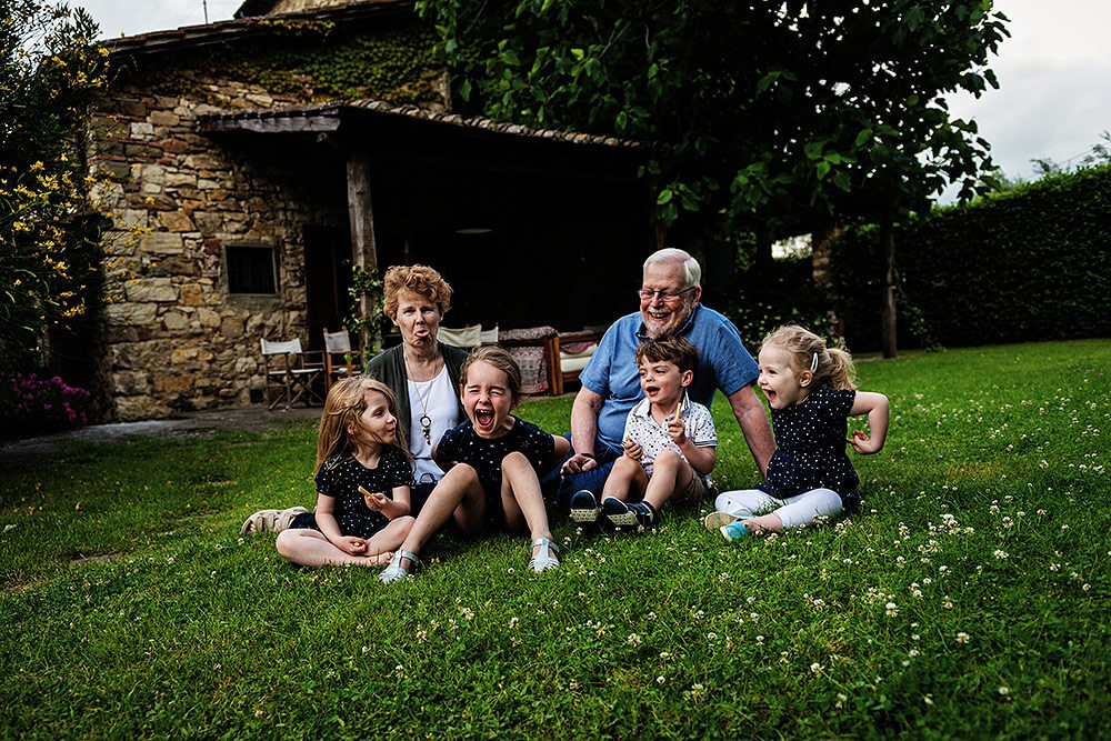 children with grandparents in a funny photo shoot in tuscany