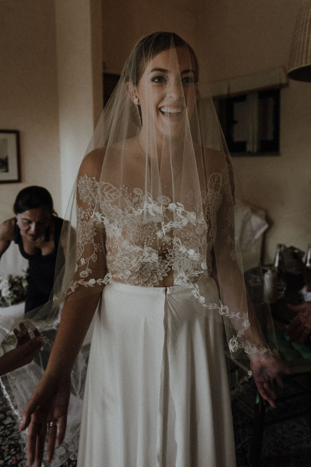 happy bride ready for a tuscan countryside wedding