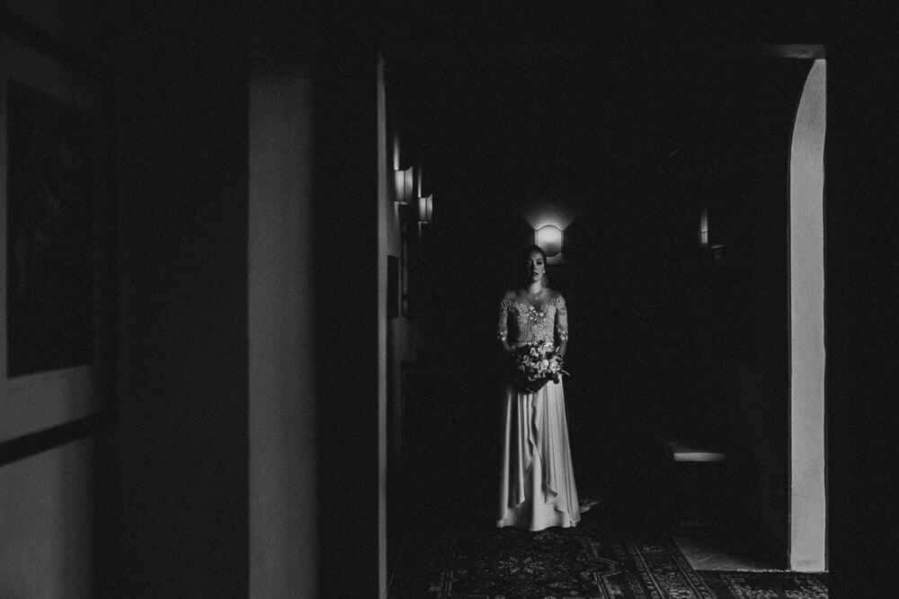 excited bride is waiting to marry, tuscan wedding photographer