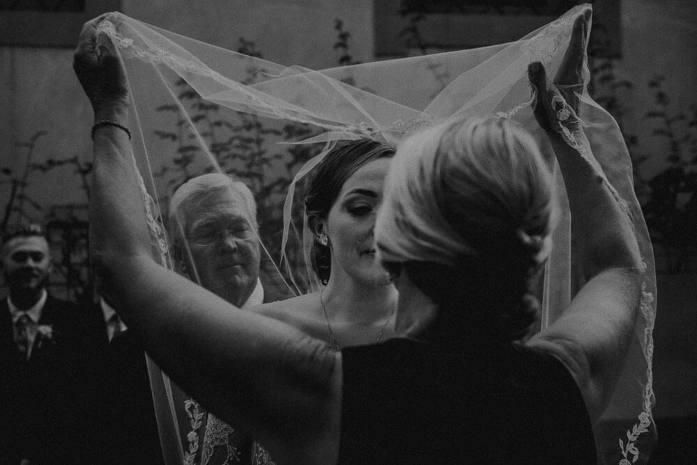 bride takes off the veil, outdoor wedding ceremony in florence, tuscany