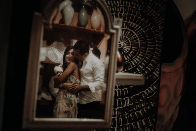 couple photos in a characteristic Florentine shop, engagement photographer in Italy