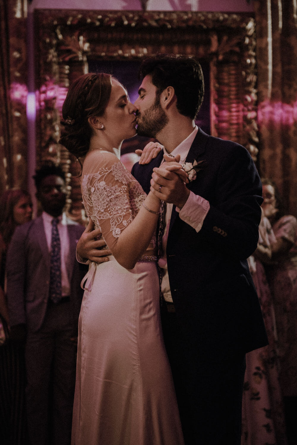 bride and groom first dance kiss, wedding photographer tuscany