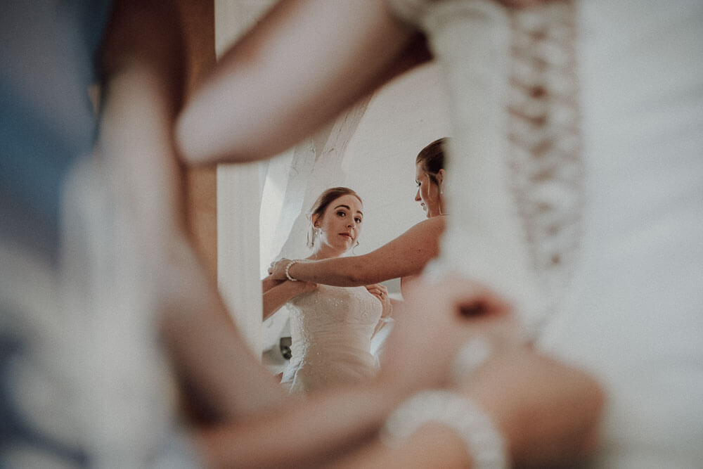 castle wedding in siena, bride getting ready