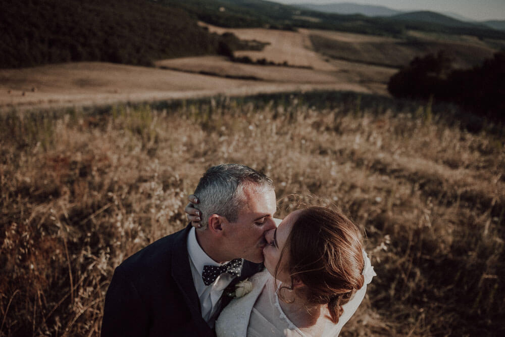 destination wedding in tuscany: couple session in countryside