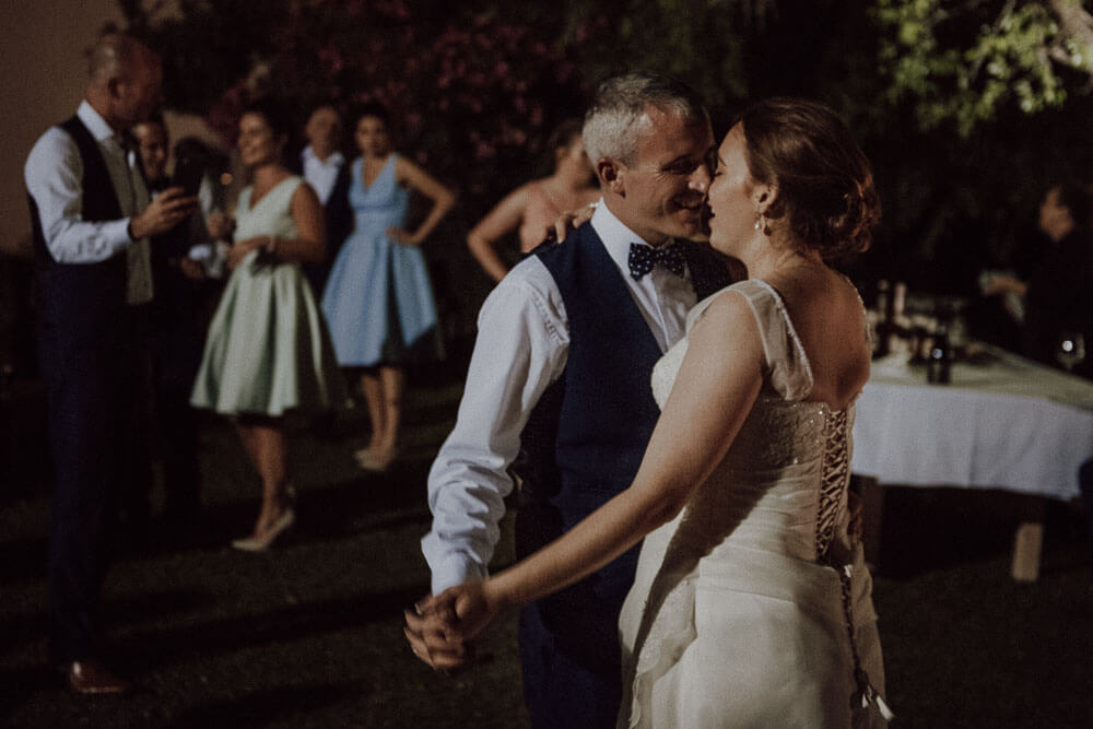 irish wedding in tuscany: bride and groom first dance