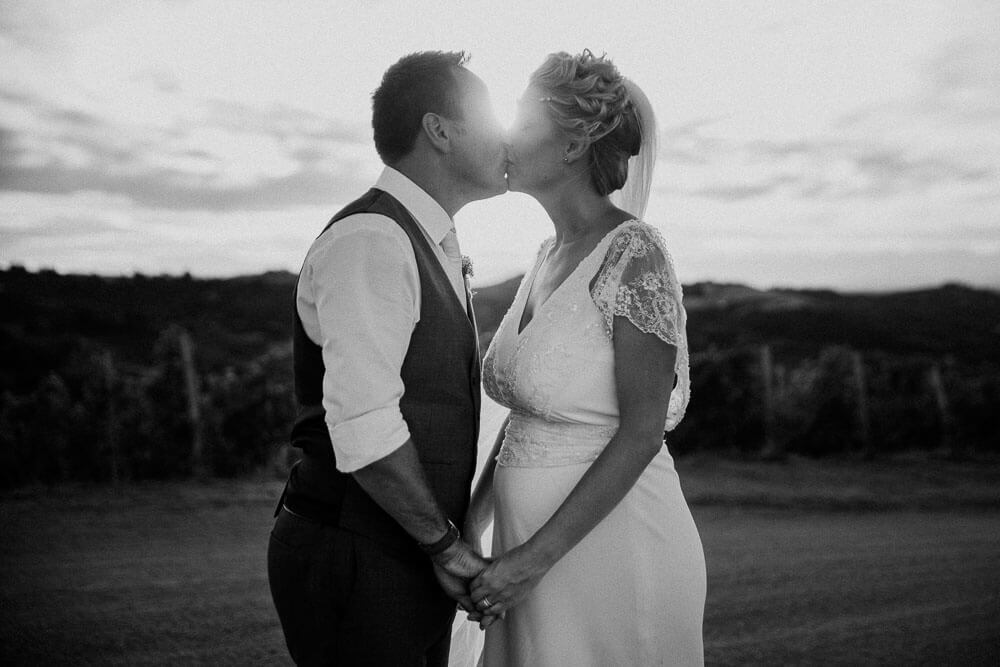 wedding couple kissing, langhe piedmont wedding photographer