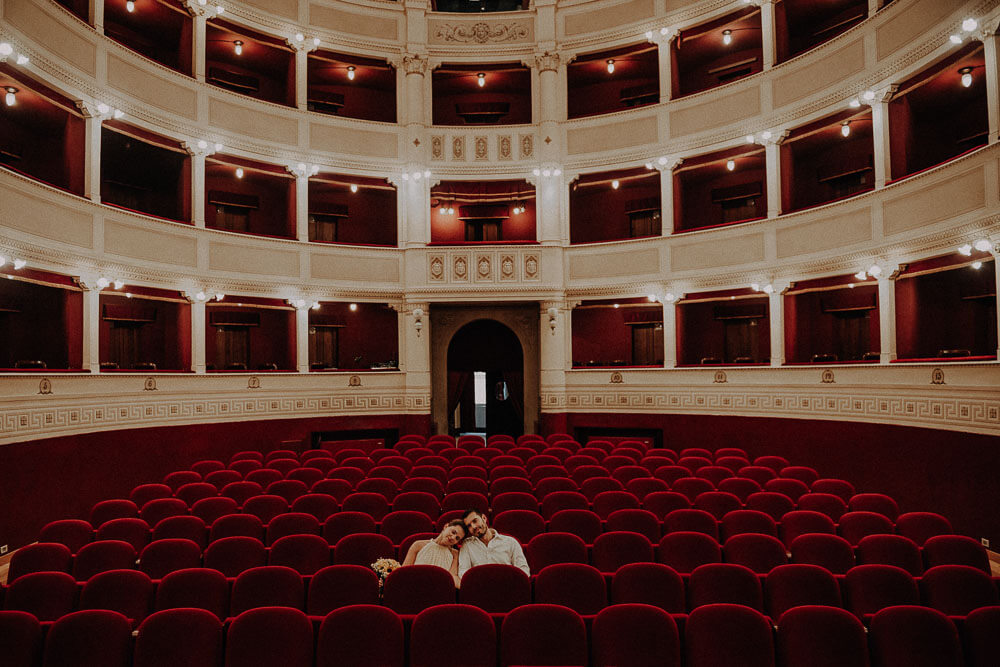 amazing couple photo shoot in the theater signorelli in Cortona, Tuscany