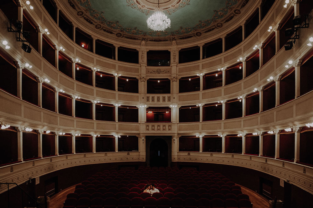 married couple are having a stunning photo shoot in the theater signorelli in Cortona, Tuscany