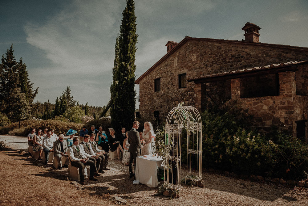 outdoor wedding in tuscany farmhouse