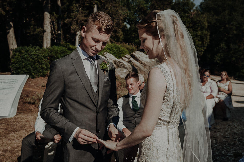 rings exchange, tuscany wedding photographer