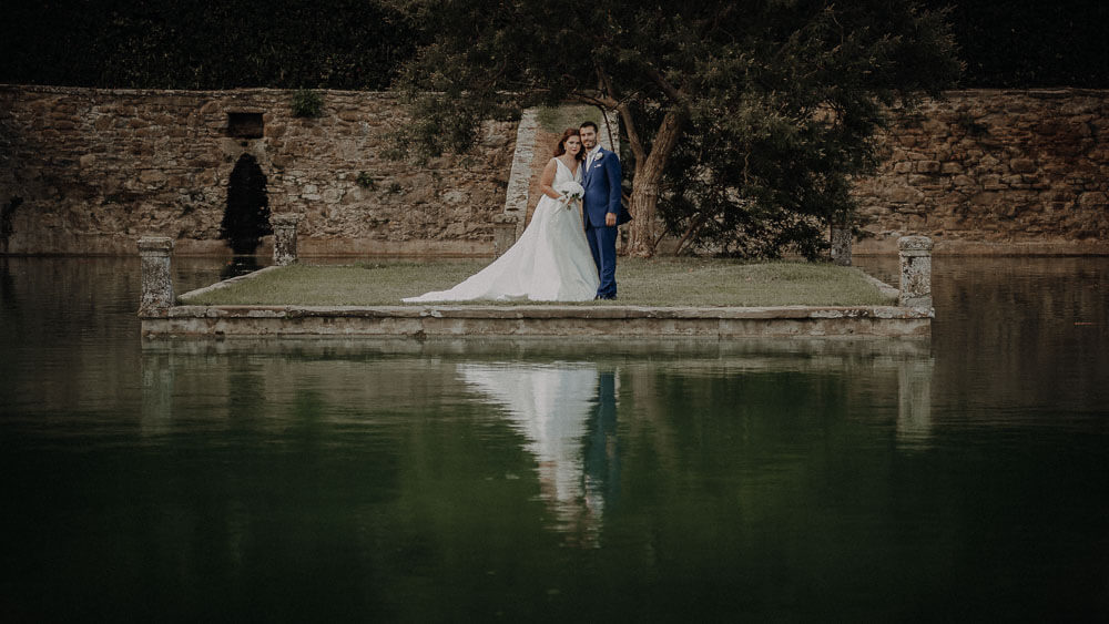 wedding couple photo shoot in the garden of villa passerini in tuscany