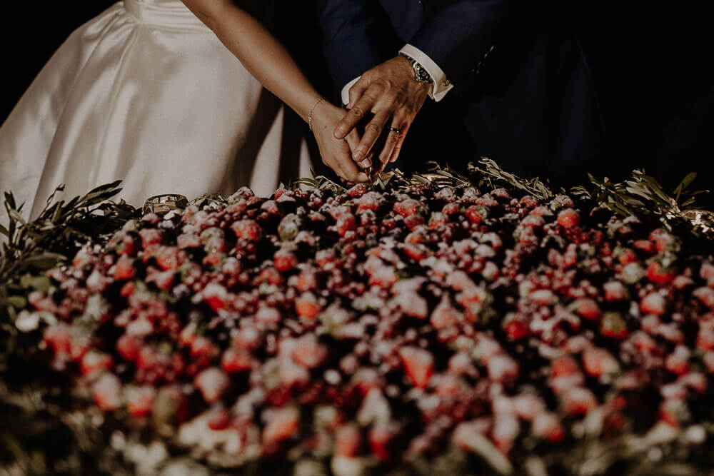 couple cutting the cake, wedding in tuscany