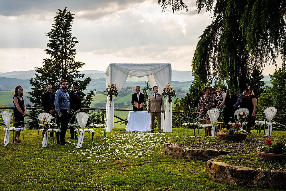 wedding in val d'orcia: groom waiting for the bride