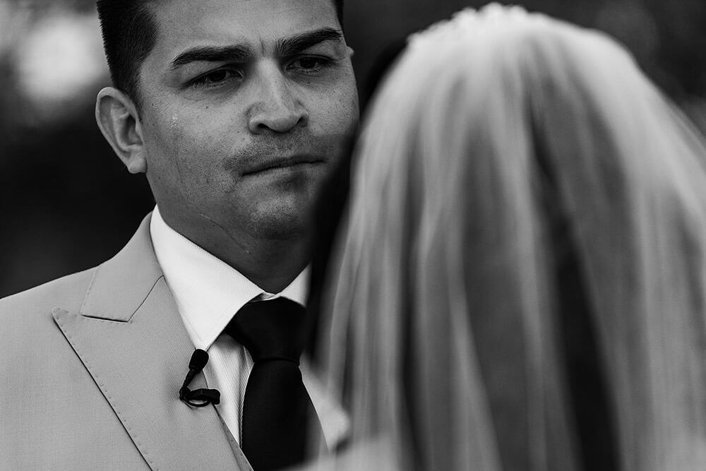 wedding in val d'orcia, groom crying while looking the bride