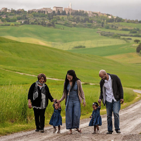 Family photographer in rolling hills of Val d'Orcia