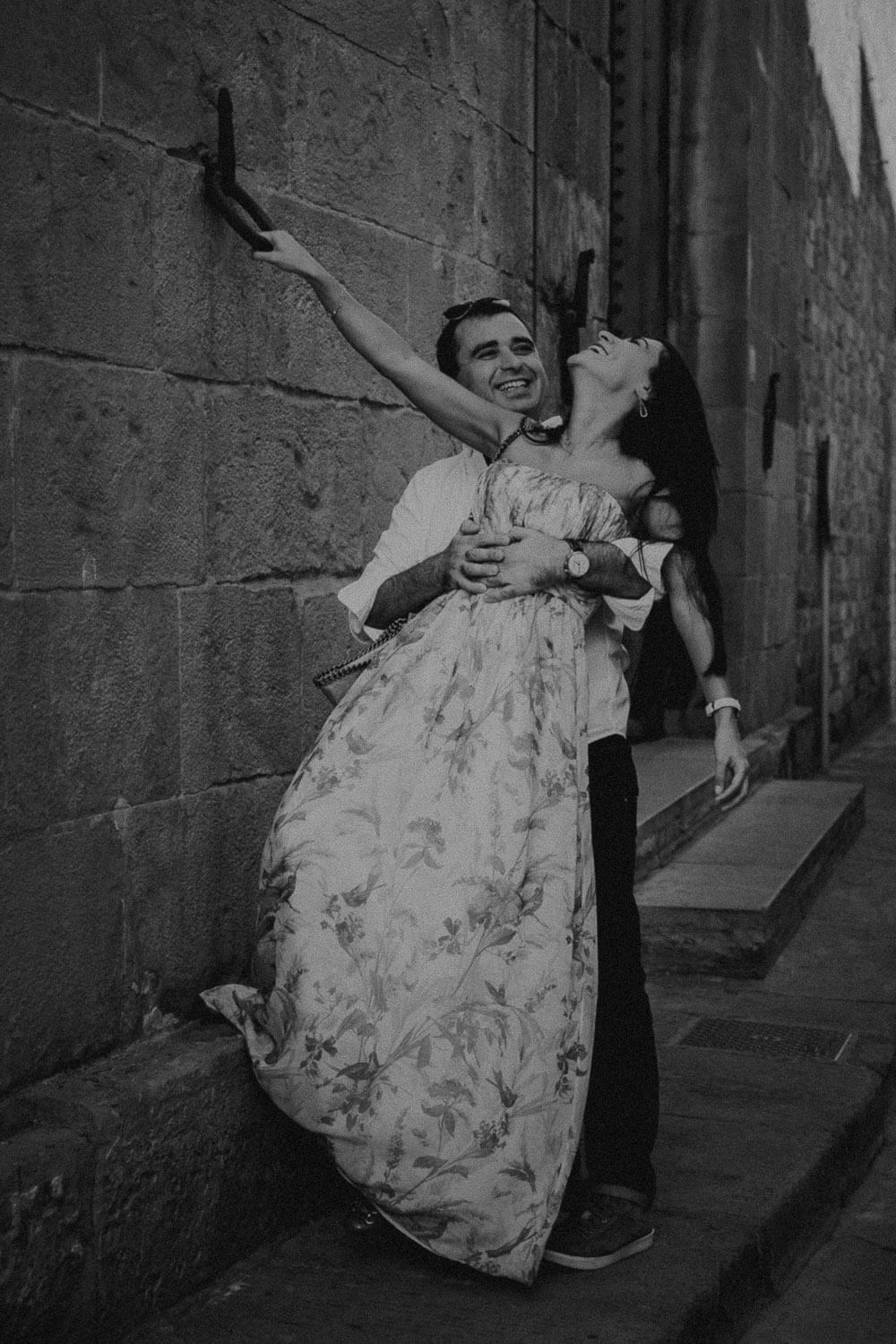 couple having fun in florence, engagement photographer in florence