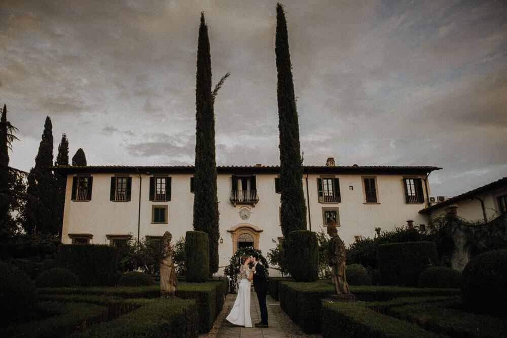 wedding couple photo in the italian garden of villa le piazzole