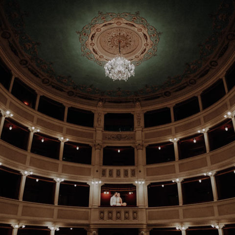 married couple are having a stunning photo shoot in the theater signorelli in Cortona, Tuscany